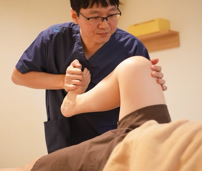 腰痛改善のために足の調整を行う神戸市東灘区の鍼灸整体院の施術風景