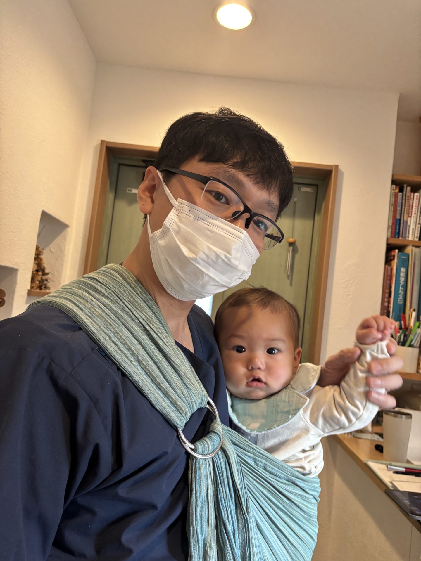 甲南山手のOhana.はり灸院で赤ちゃんを預かりながら対応している託児風景